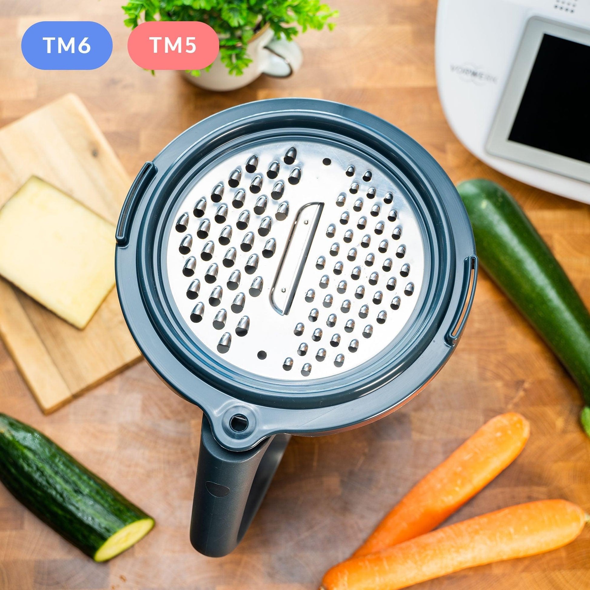 mixcover Reibe für Gemüse, Obst und Käse Gemüsereibe für den Thermomix TM6 und TM5 - Detailansicht | Mixcover