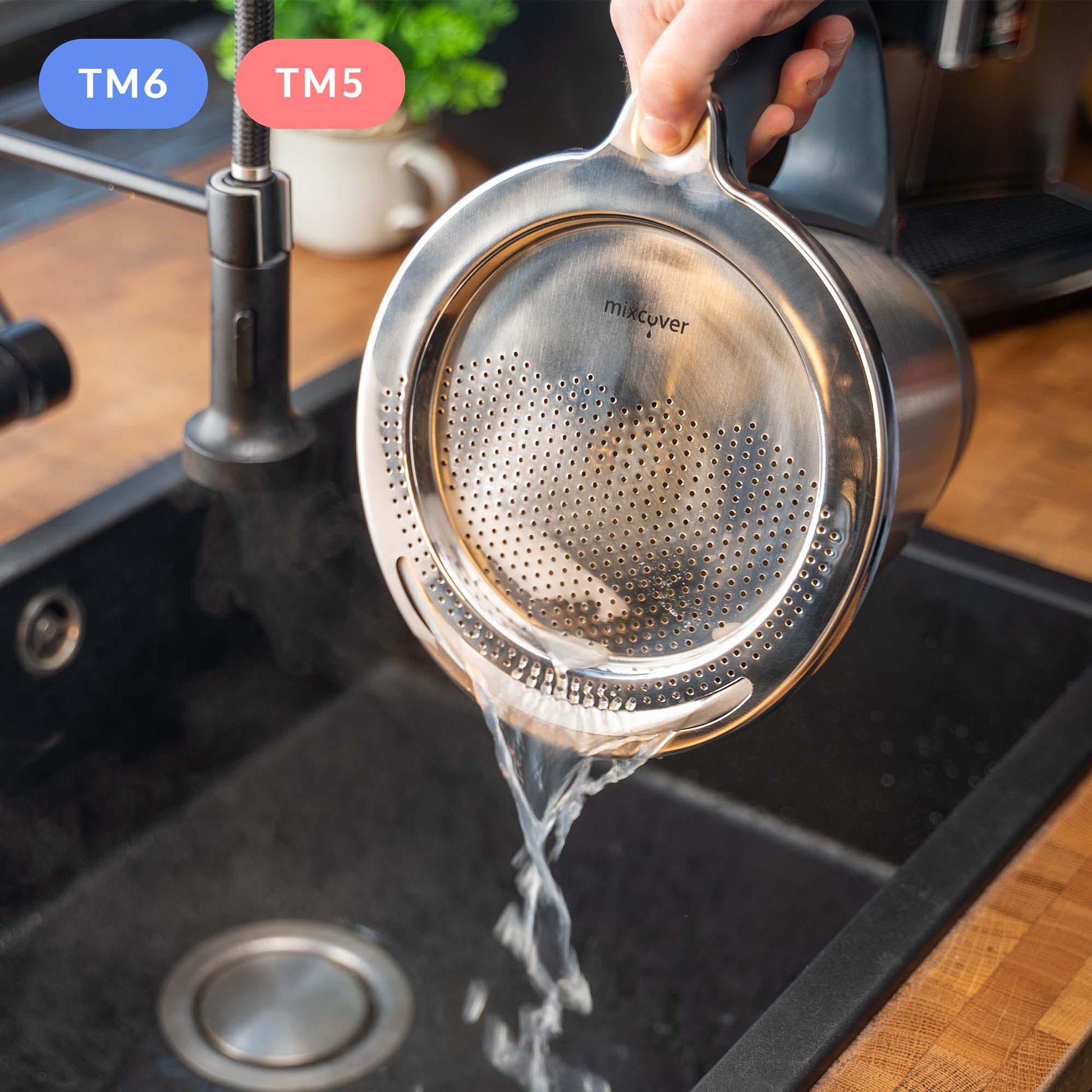 B-Ware: mixcover Edelstahl Sieb Abgieß-Hilfe Thermomix TM6 und TM5, Nudeln uvm. abgießen - Detailansicht | Mixcover