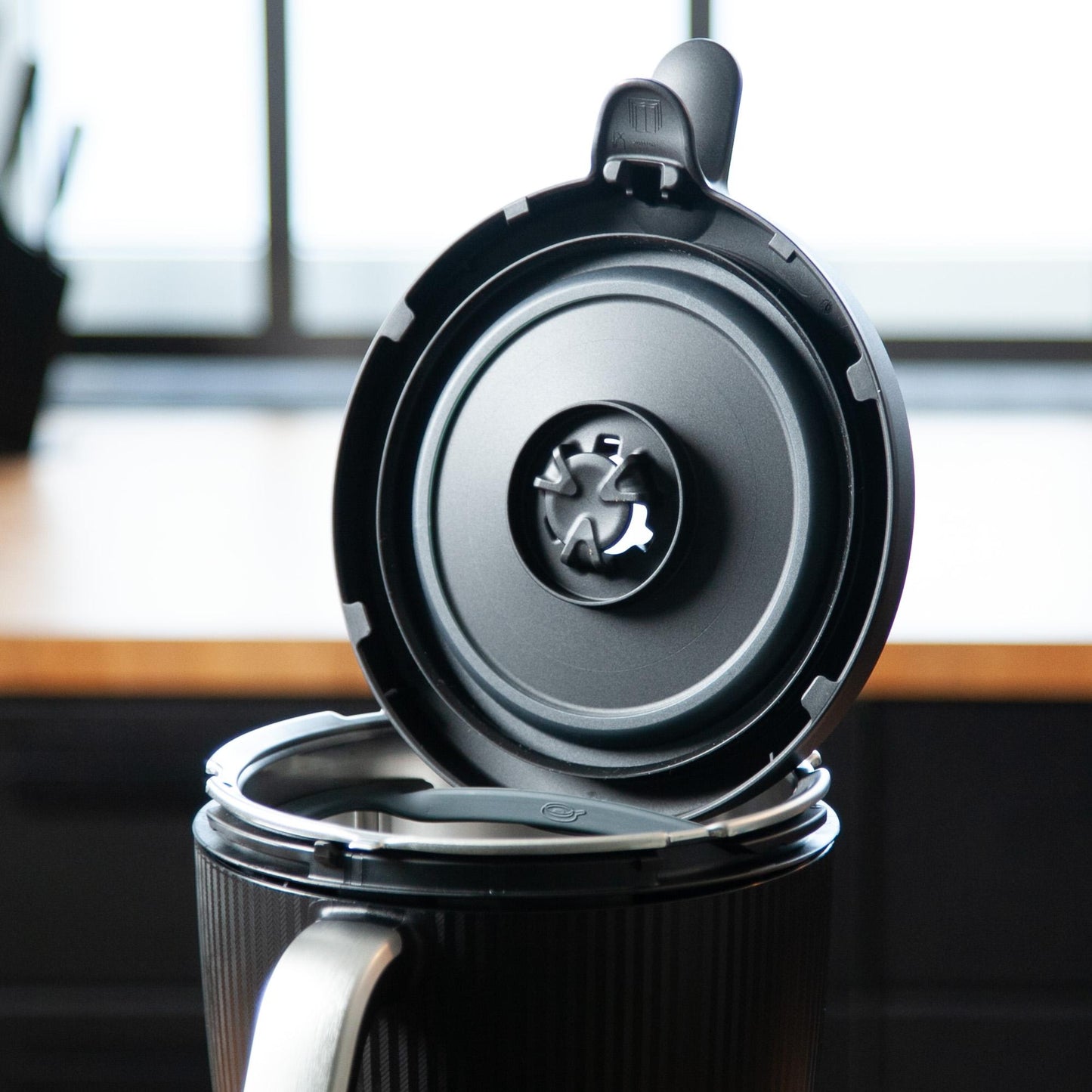 mixcover Deckelhalter und Abstreifhilfe kompatibel mit Vorwerk Thermomix TM7 - Detailansicht 2 | Mixcover