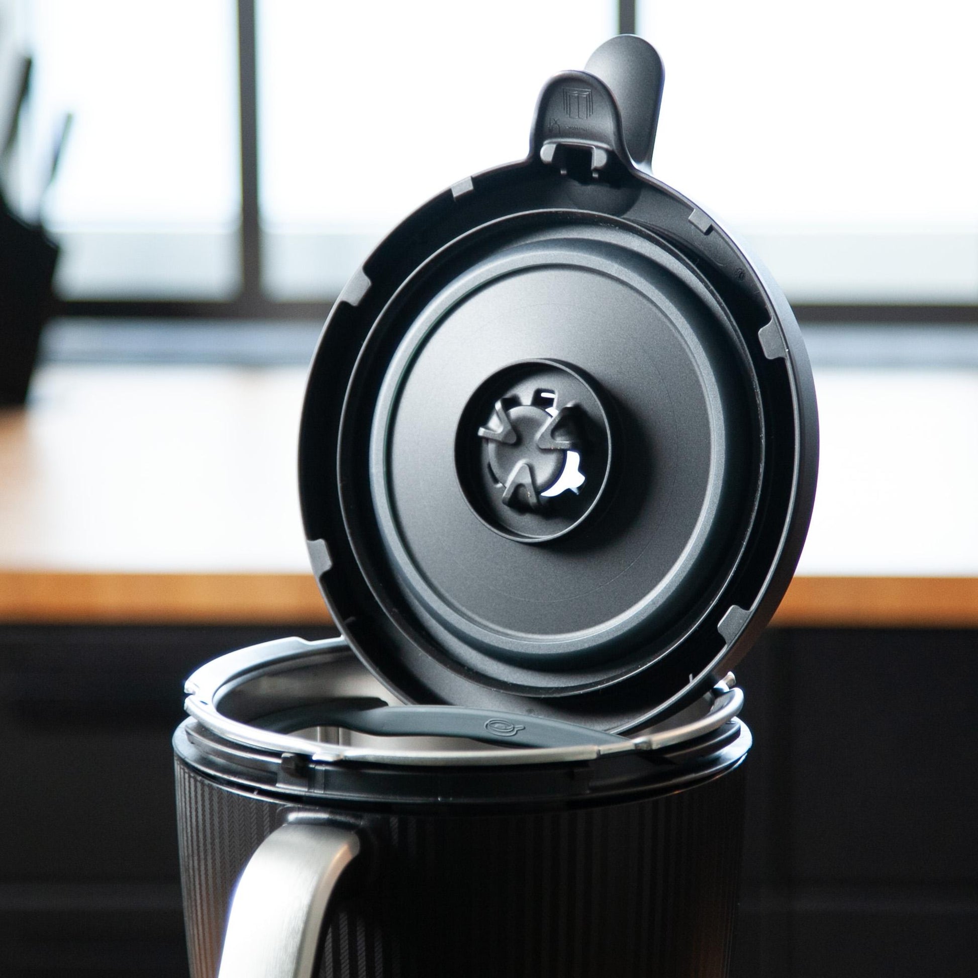 mixcover Deckelhalter und Abstreifhilfe kompatibel mit Vorwerk Thermomix TM7 - Detailansicht 2 | Mixcover