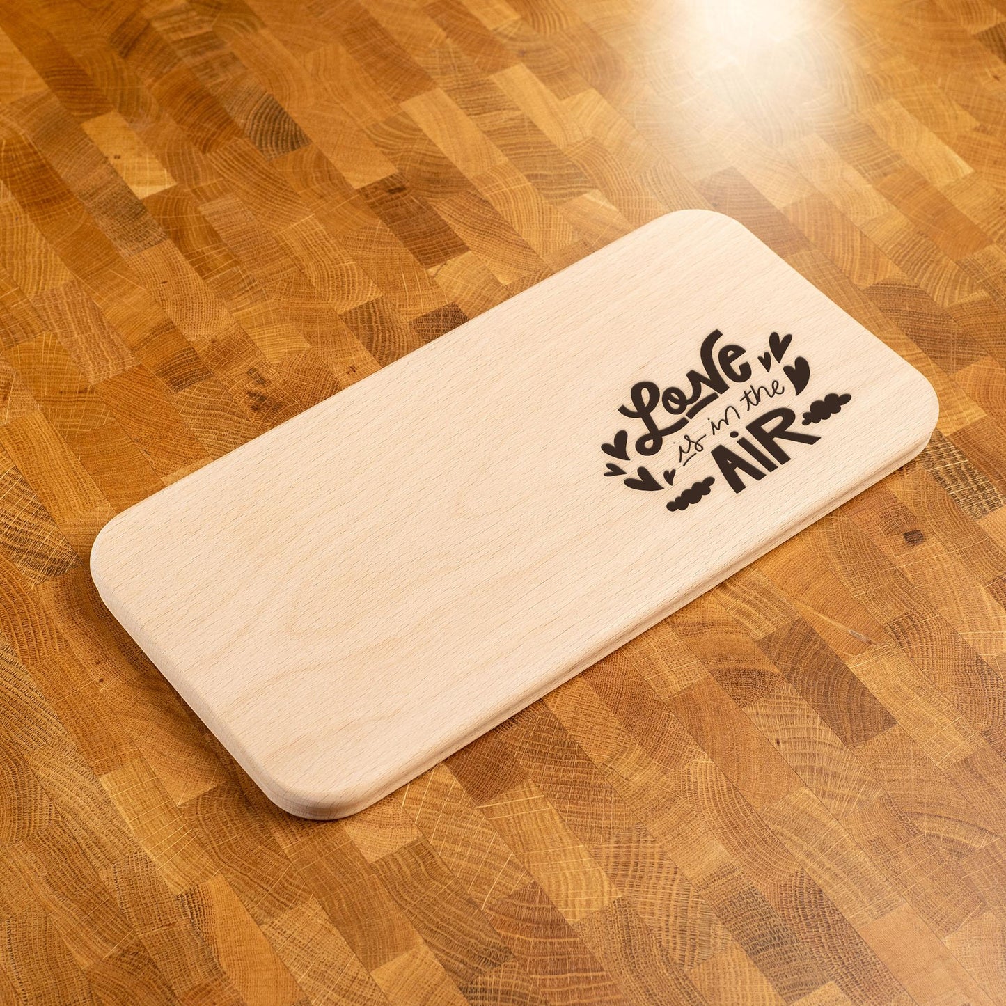 mixcover Tabla de descanso Tabla de merienda de madera de haya natural 100% FSC Tabla de corte con grabado Love is in the air Día de San Valentín